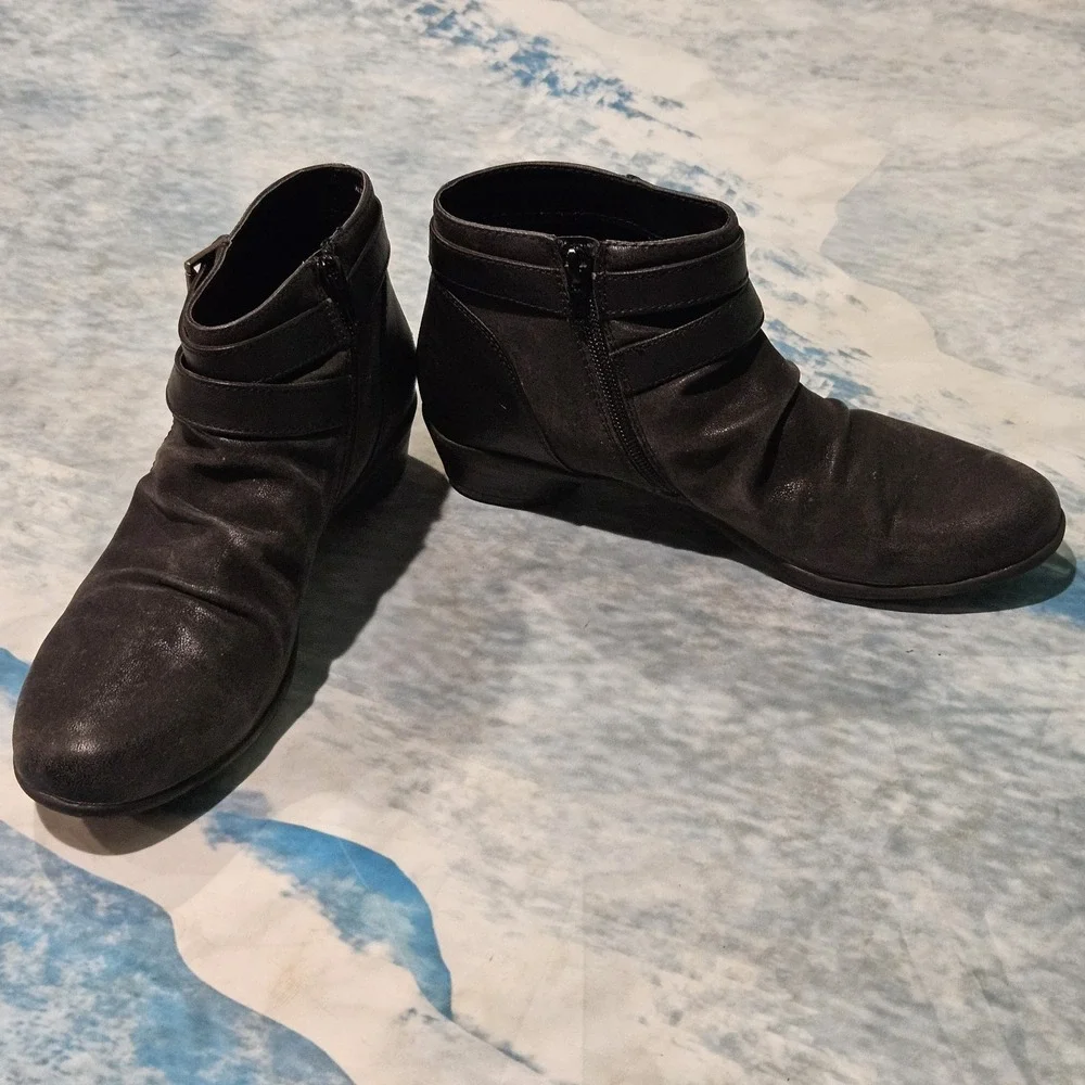 Axioms Women's Black Ankle Booties Side Zip Buckle Accent Low Heel Size 8.5